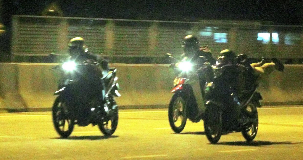 Gara-Gara Lapar Dan Rindu Hidangan Raya, Mat Rempit Keluar Dari Kebun Sawit Serah Diri