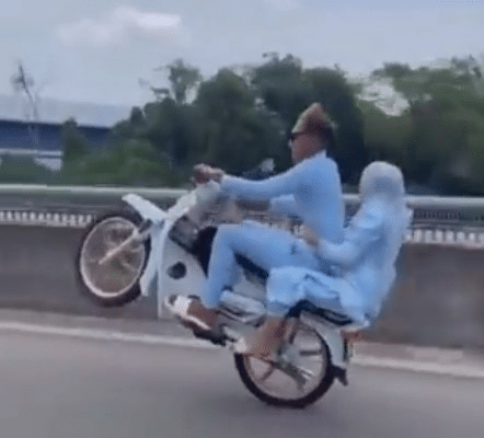 Selamba Buat Aksi Wheelie, Polis Kini Buru Pemuda Berbaju Melayu