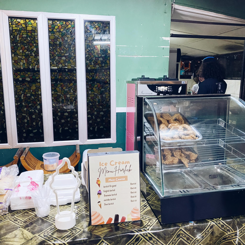 Sesuai Untuk Moreh, Anda Perlu Cuba Ais Krim Horlick Di Kampung Tupong Kuching