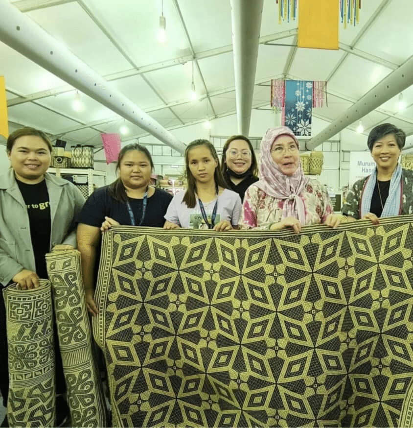 'Berkenan' Tikar Anyaman, Raja Permaisuri Agong Teruja Tambah Koleksi Kraf Tangan Sarawak