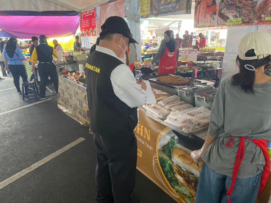 Didapati Kotor, 10 Notis Dikeluarkan Kepada Peniaga Bazar Ramadan Di Kuching