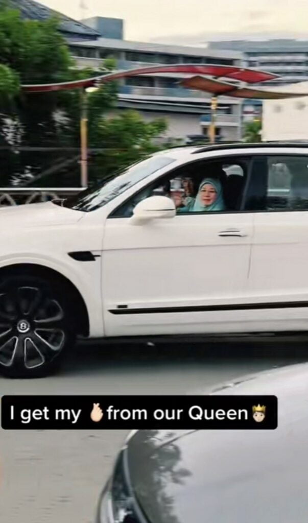 Pandu Kereta Sendiri, Orang Ramai Teruja Lihat Agong Dan Permaisuri Ronda-Ronda Labuan
