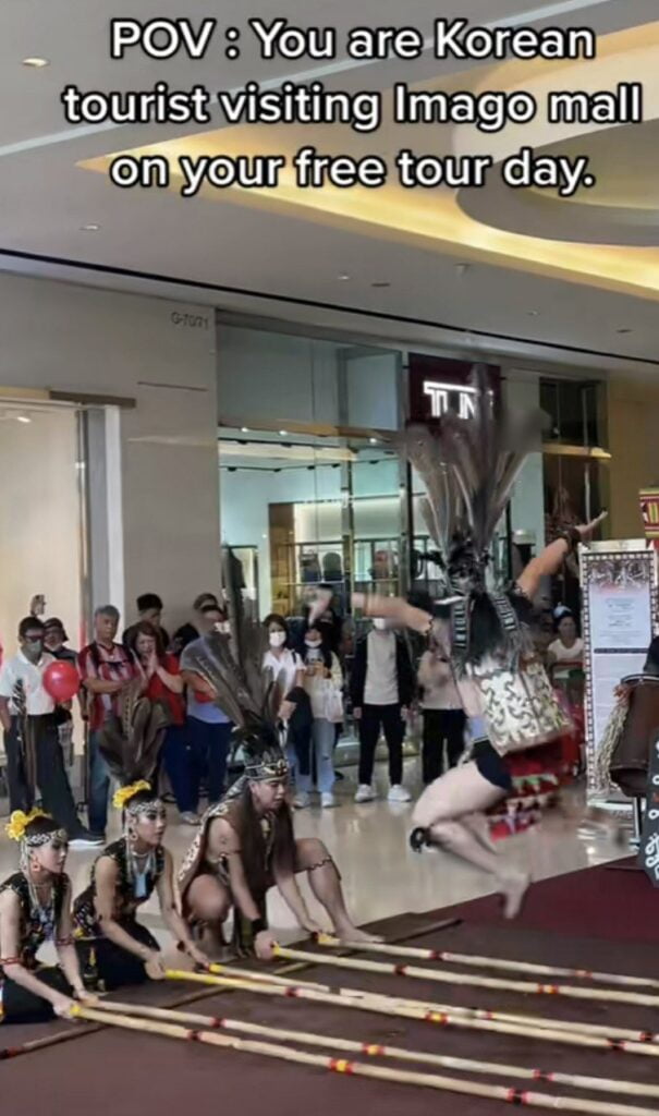 Siap Tutup Mata Sambil Menari Atas Buluh, Netizen Kagum Dengan Persembahan Di Imago Mall Sabah Ini