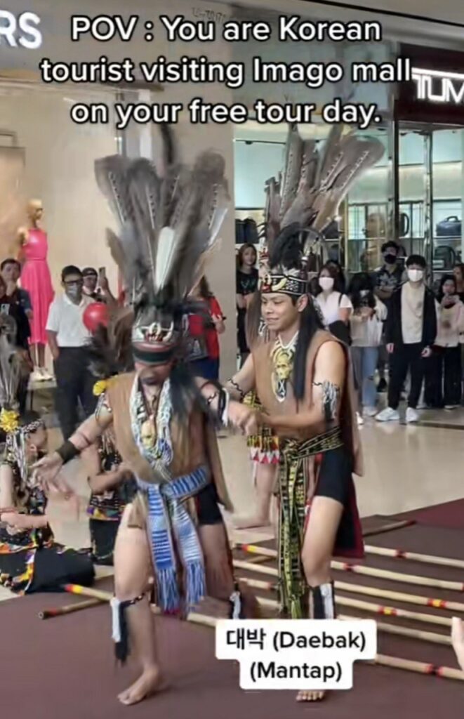 Siap Tutup Mata Sambil Menari Atas Buluh, Netizen Kagum Dengan Persembahan Di Imago Mall Sabah Ini