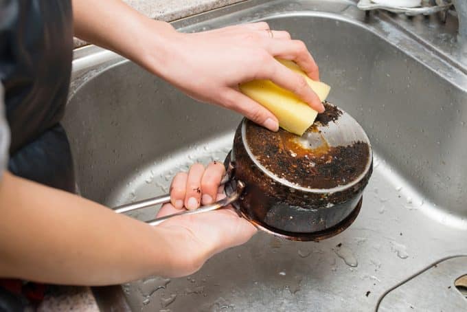 Pening Sental Perkakas Dapur Yang Hangus Berkerak, Ketahui Tips Cuci Dengan Mudah