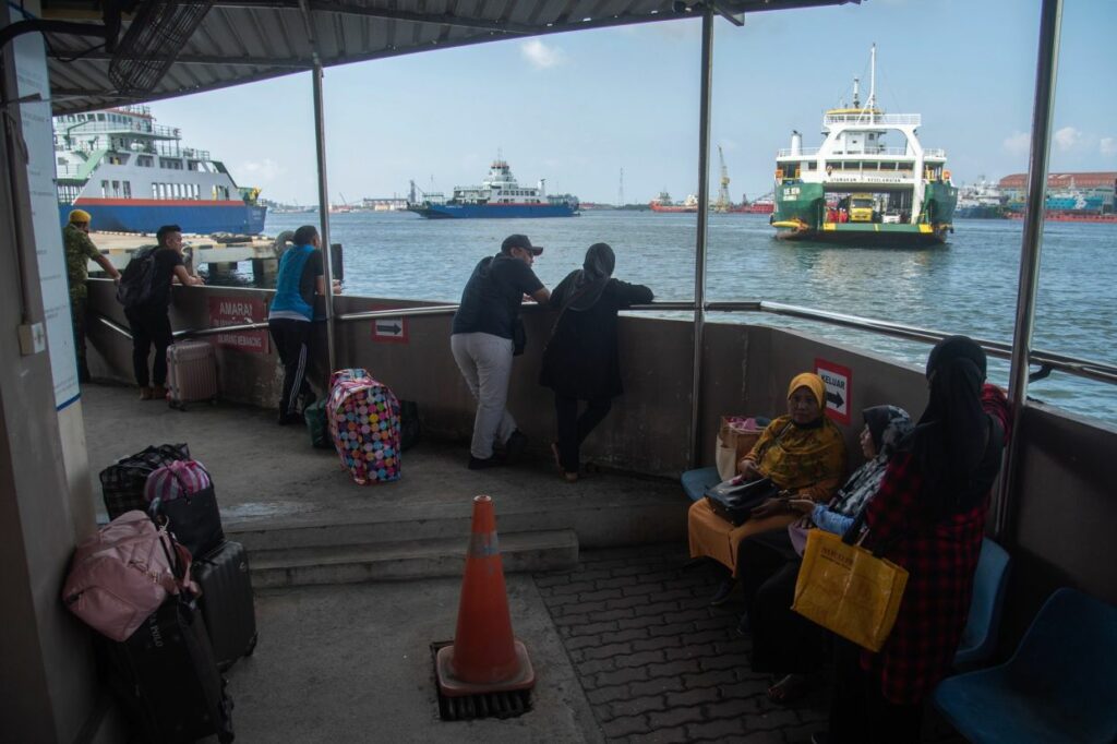 Pesta Kaamatan Dan Cuti Sekolah Bertembung, Pengembara Tunggu Lebih Sejam Di Terminal Feri Labuan
