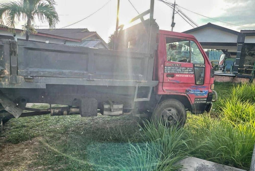 Tiba-Tiba Keluar Dari Celah Pokok, Budak 5 Tahun Maut Digilis Lori
