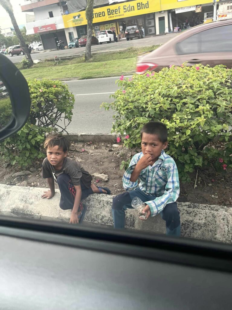 Merangkak Seperti Askar Tengah Jalan, Budak Tanpa Kerakyatan Tunjuk Aksi Berbahaya Di Tawau