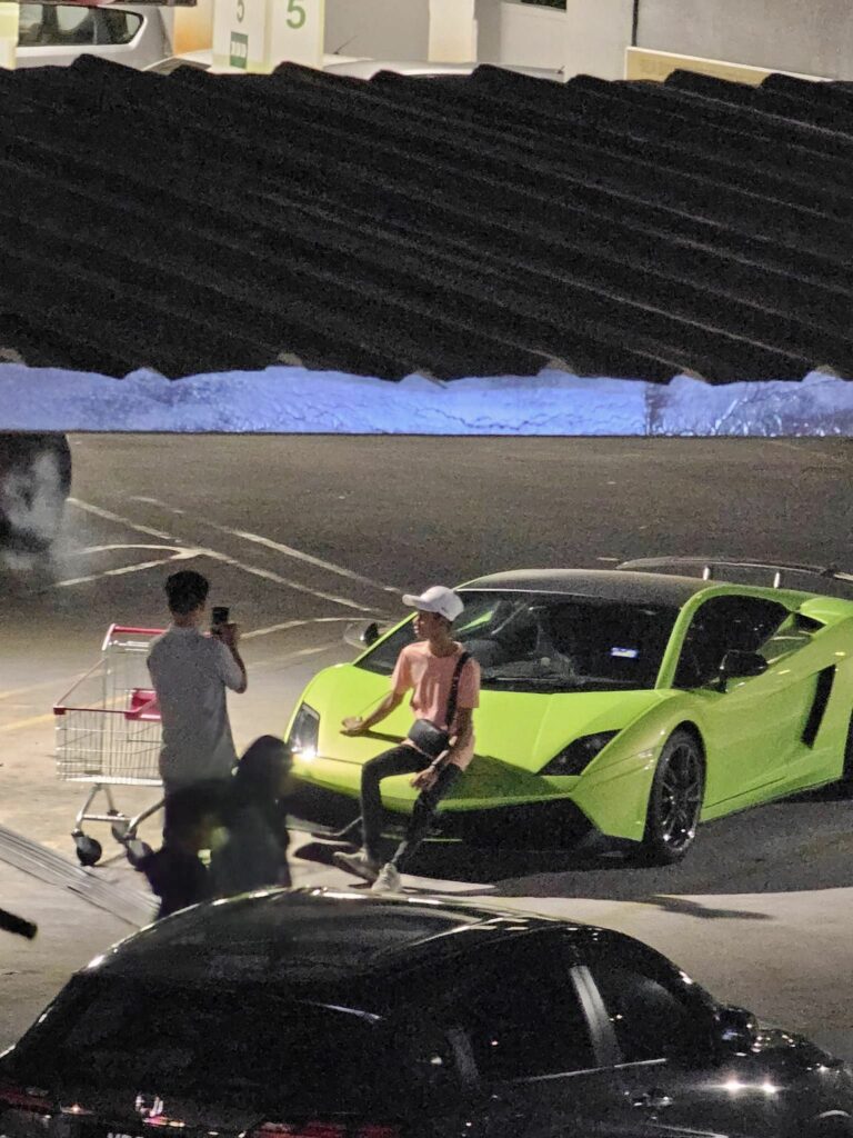 Pemilik Kereta Mewah Tak Senang, Orang Selamba Duduk Atas Bonet Terus Bergambar