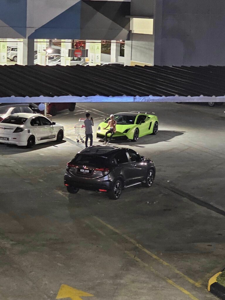 Pemilik Kereta Mewah Tak Senang, Orang Selamba Duduk Atas Bonet Terus Bergambar