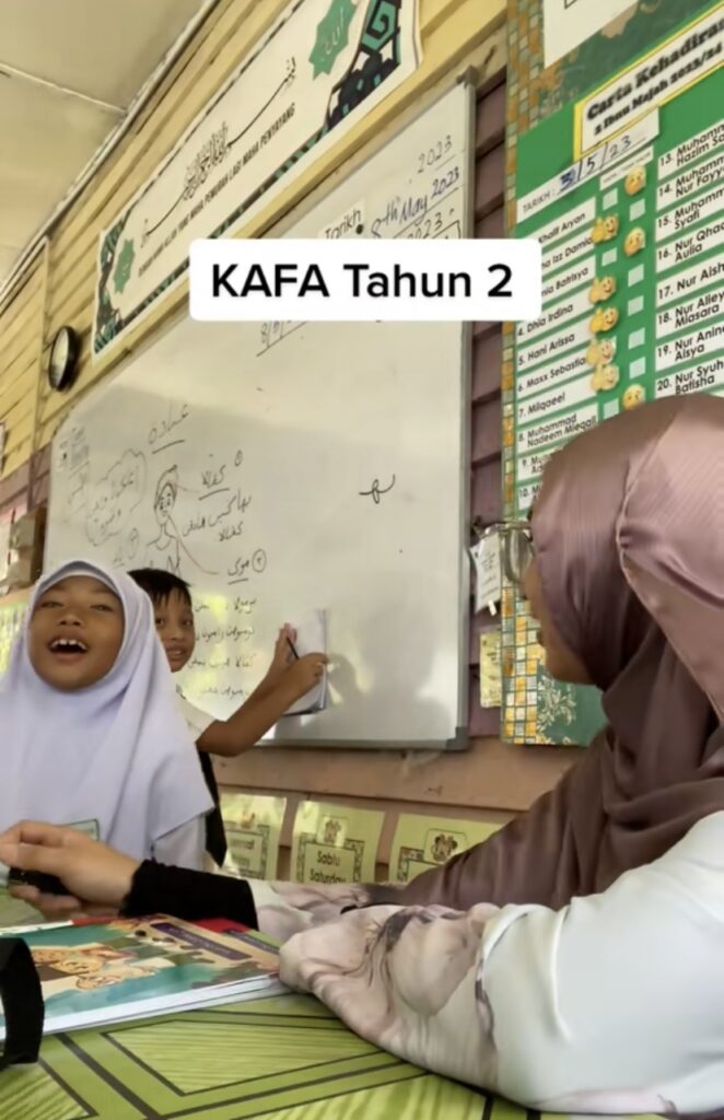 Sazah Ada Lipstick Tak, Netizen Terhibur Gelagat Ustazah Muda Bersama Murid Tahun 2 Di Sarawak