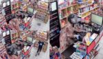 Pasaraya Di MJC Batu Kawa Dedah CCTV Lelaki Berbaju Kurung Larikan Mesin Juruwang