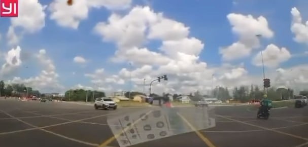 'Sikit Lagi Nak Accident', Tular Rakaman Aruz Putih Selamba Langgar Lampu Isyarat Di Jalan TT3