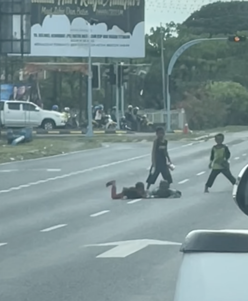 Merangkak Seperti Askar Tengah Jalan, Budak Tanpa Kerakyatan Tunjuk Aksi Berbahaya Di Tawau