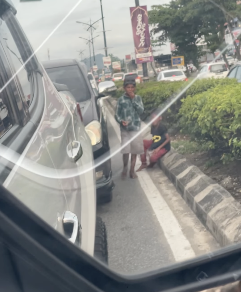 Merangkak Seperti Askar Tengah Jalan, Budak Tanpa Kerakyatan Tunjuk Aksi Berbahaya Di Tawau