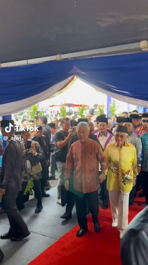 Pimpin Tangan TYT Sarawak, Netizen 'Cair' Lihat Kemesraan YDP Agong