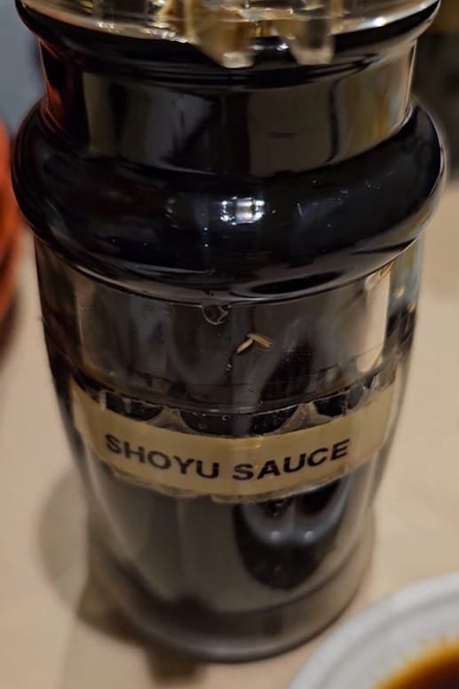 2 Hari Cirit-Birit, Pelanggan Dedah Ulat 'Bersarang' Dalam Botol Kicap Di Kedai Sushi Terkenal