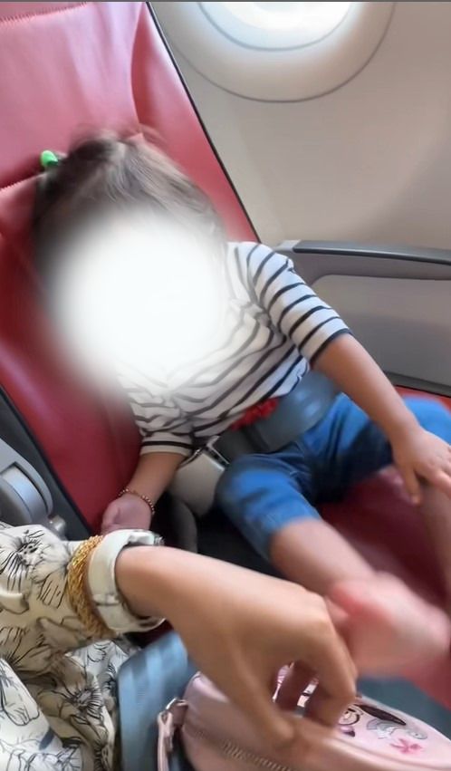 Anak Hampir Dihalau Dari Pesawat, Netizen Kongsi Pengalaman Pahit Terbang Dengan 'Airline' Ini