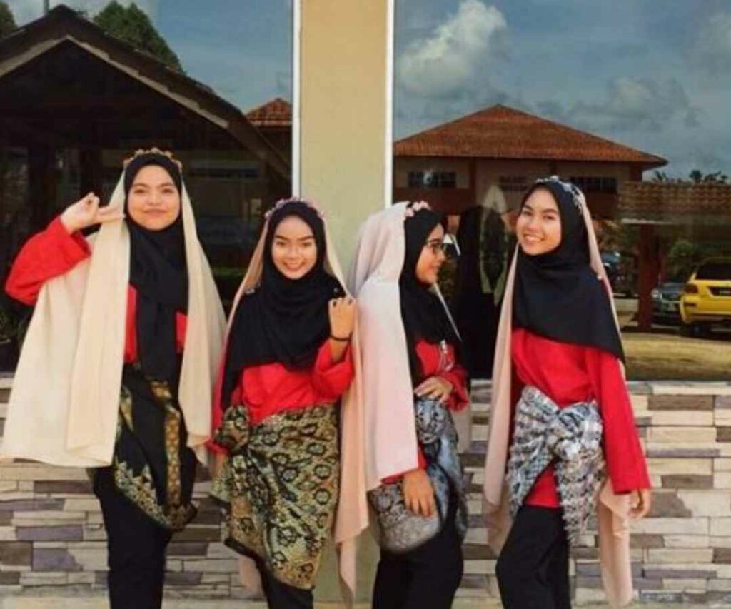 Gara-Gara Guna Baju Melayu, Gadis Kongsi Muka Lebam Ditumbuk Guru Sekolah Di Kuching