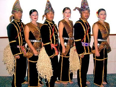98 Orang Asal Sabah Dan Sarawak Berlepas Ke KL, Dengan Pakaian Tradisional