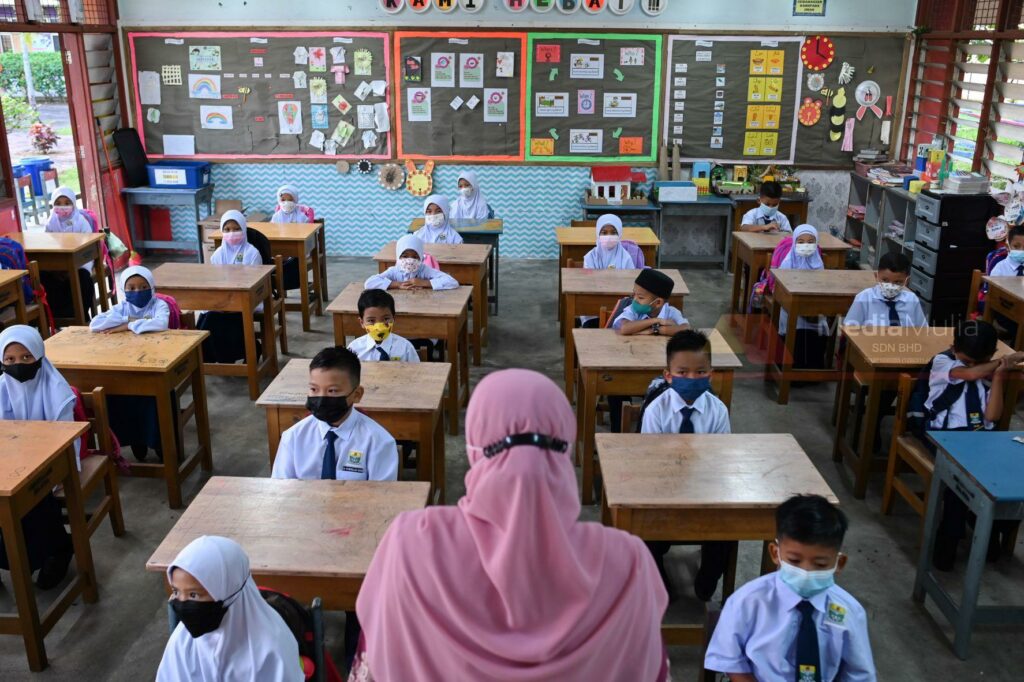 Sazah Ada Lipstick Tak, Netizen Terhibur Gelagat Ustazah Muda Bersama Murid Tahun 2 Di Sarawak