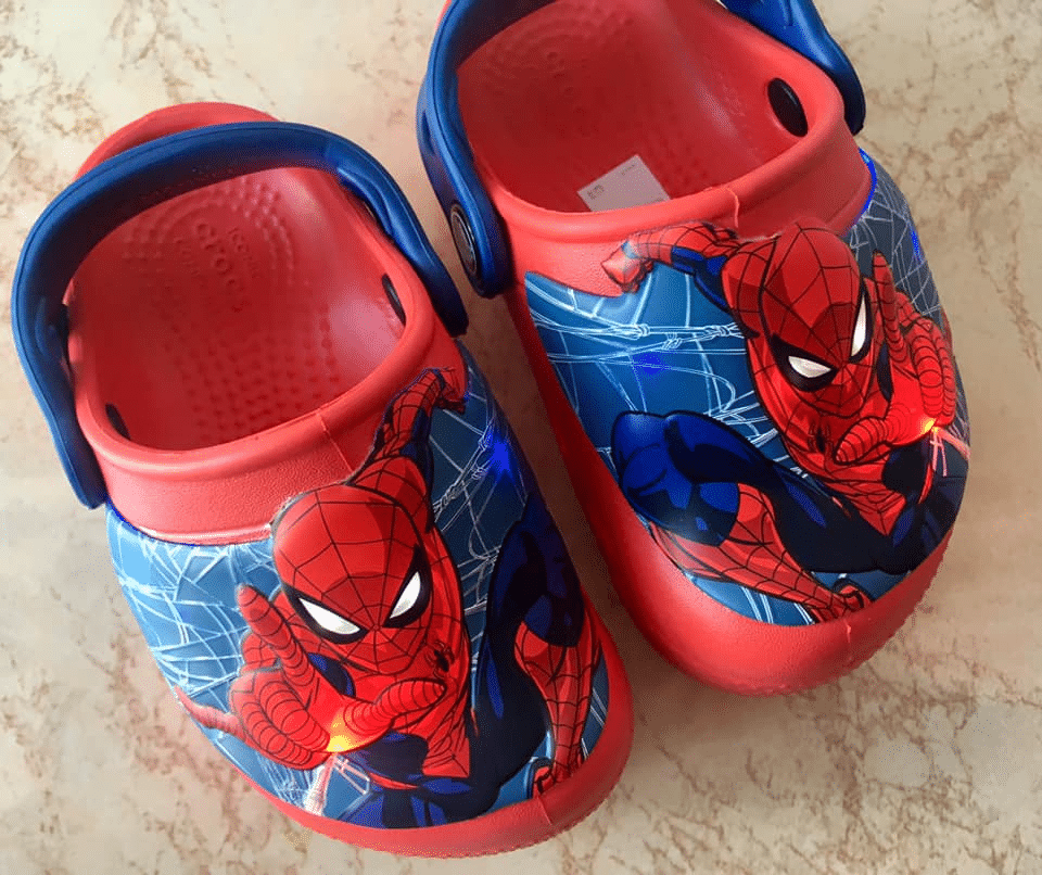 Wanita Kongsi Kisah Trauma Kaki Anak Hampir Tersepit Eksalator Gara-Gara Guna Selipar 'Crocs'