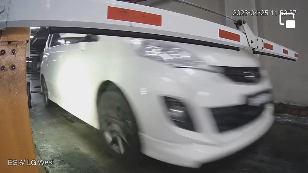 Kereta Rempuh Keluar Parkir Di Vivacity, Kini Hutang Lebih RM 600 Dalam Aplikasi Sarawak Pay