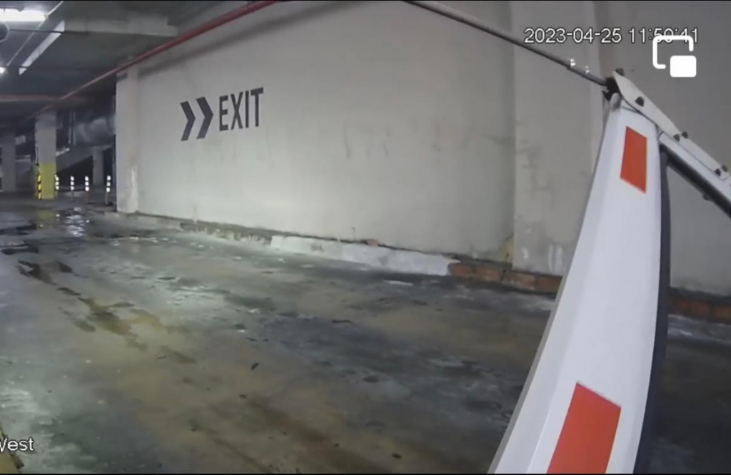 Kereta Rempuh Keluar Parkir Di Vivacity, Kini Hutang Lebih RM 600 Dalam Aplikasi Sarawak Pay