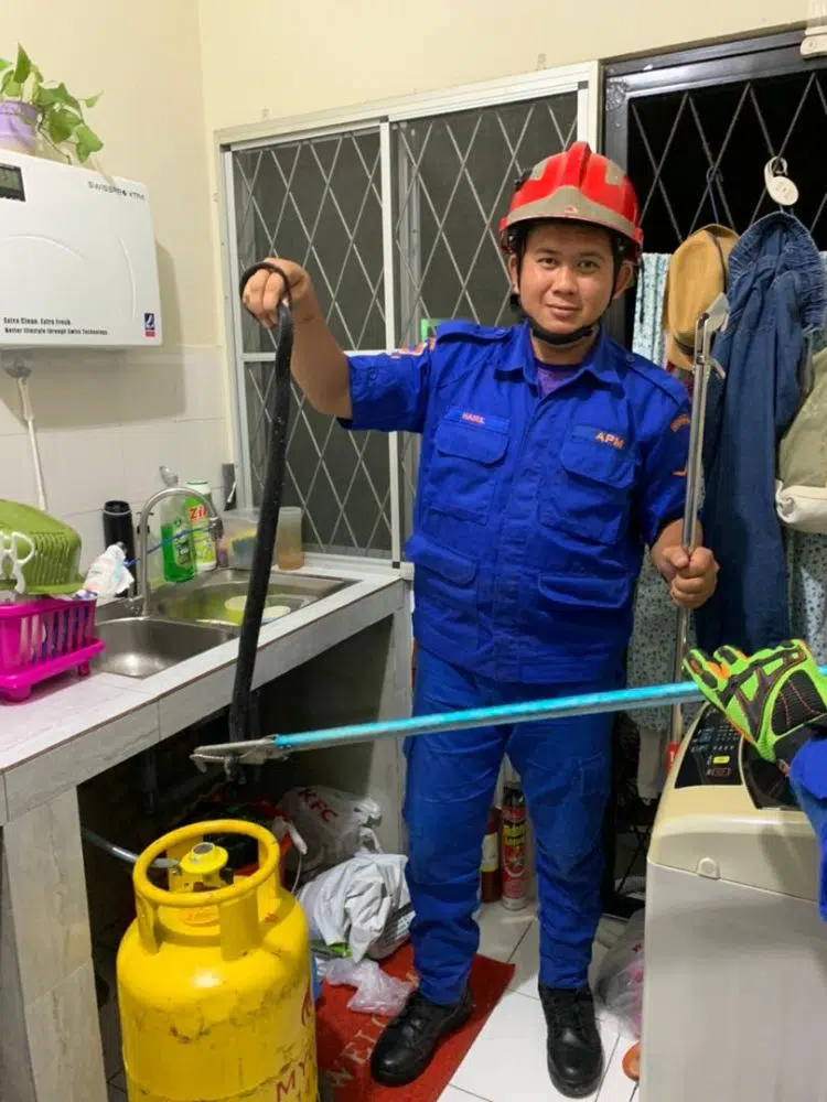 Ular bir tuynukda sikishadi va ichkariga kiradilar Ular bir tuynukda sikishadi va ichkariga kiradilar