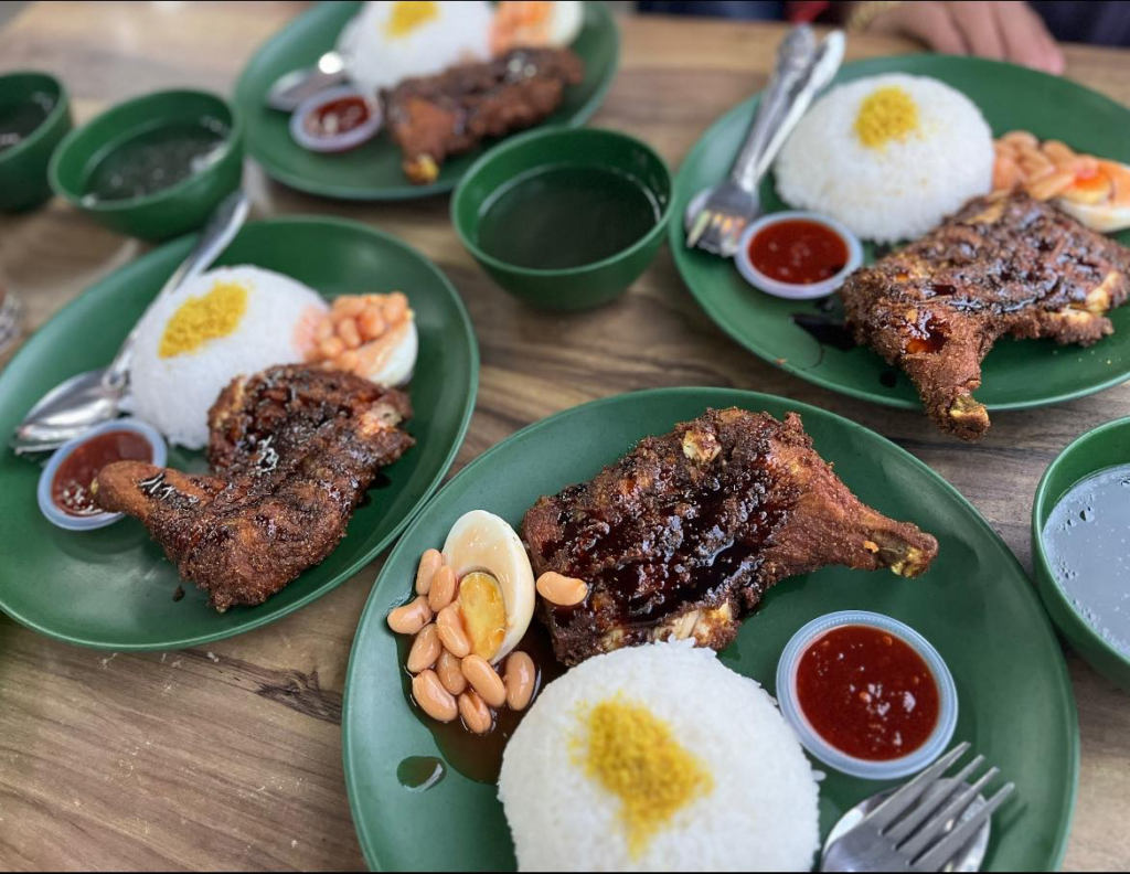 'Legend' Di Kota Samarahan, Anda Wajib Cuba Nasi Ayam Mak Entek Di Desa Ilmu