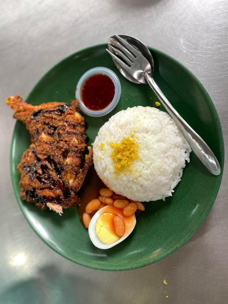 'Legend' Di Kota Samarahan, Anda Wajib Cuba Nasi Ayam Mak Entek Di Desa Ilmu