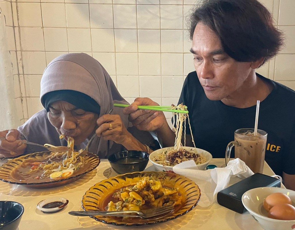 Kali Ini Makan Di Laila Inn Cafe, Perkongsian Lucu Azhan Rani Ini Buat Netizen Terhibur