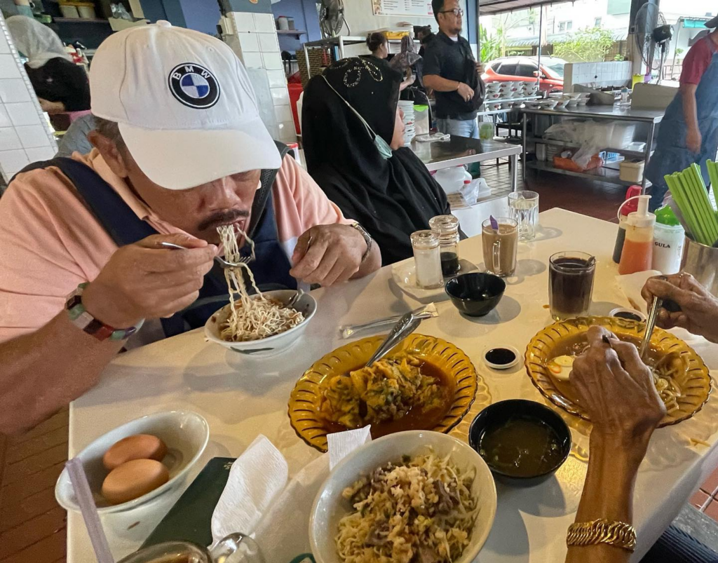 Kali Ini Makan Di Laila Inn Cafe, Perkongsian Lucu Azhan Rani Ini Buat Netizen Terhibur