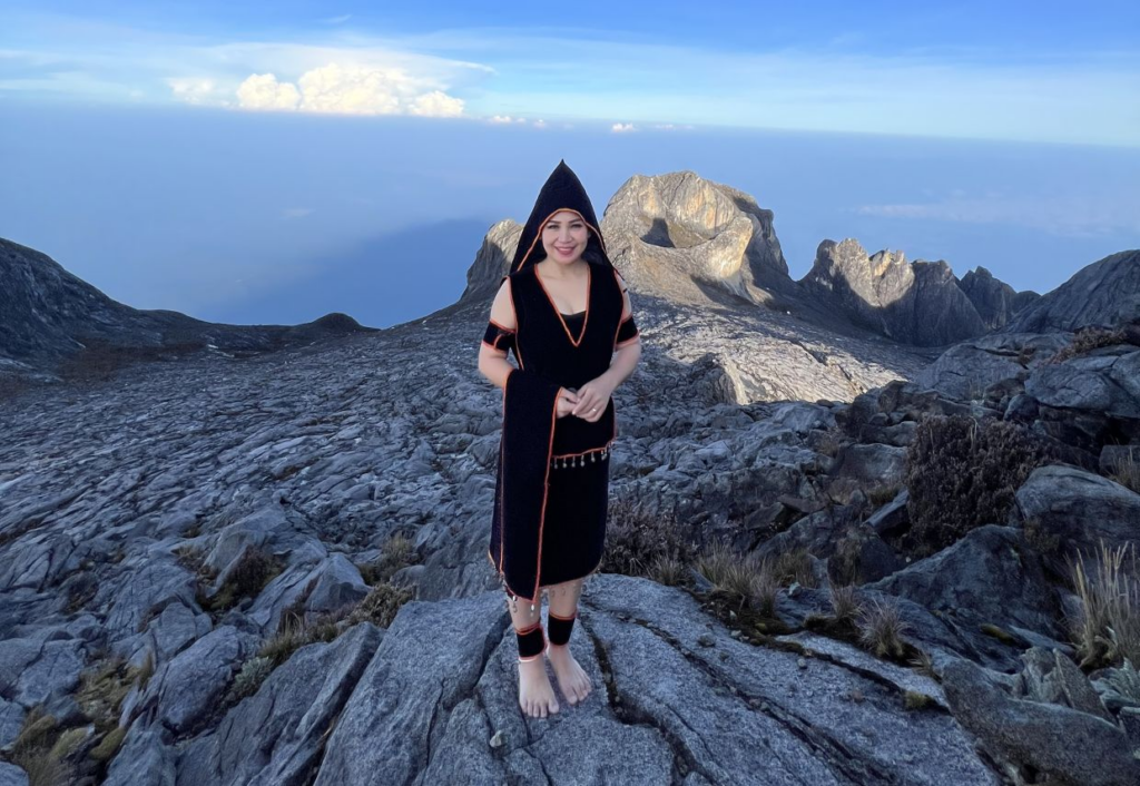 Sempena Kaamatan Tak Lama Lagi, Anak Sabah Ini Pakai Baju Tradisional Di Puncak Gunung Kinabalu