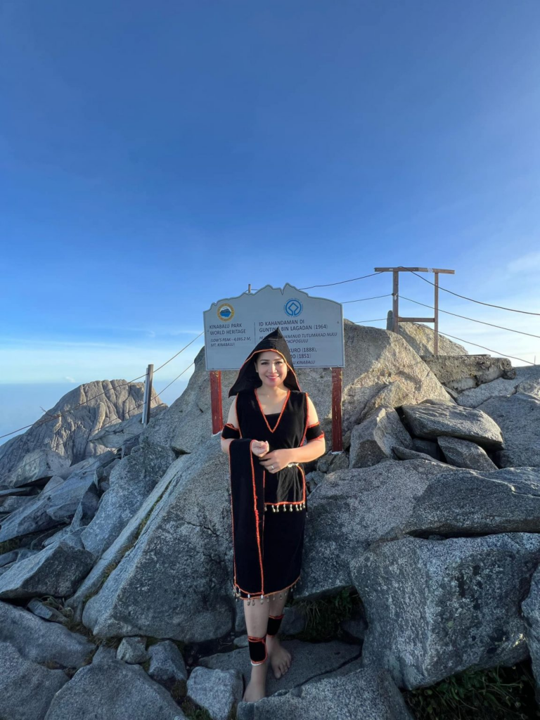 Sempena Kaamatan Tak Lama Lagi, Anak Sabah Ini Pakai Baju Tradisional Di Puncak Gunung Kinabalu