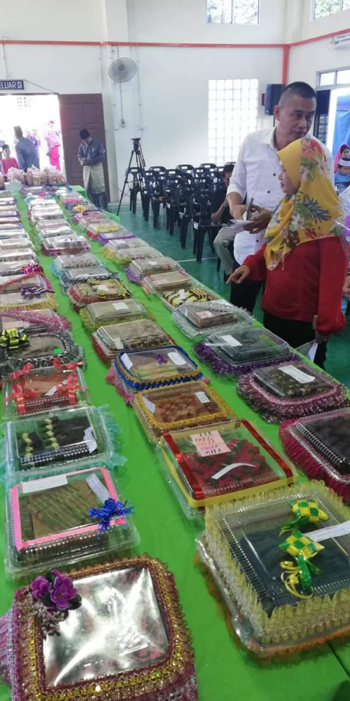 Hidang Lebih 66 Jenis Kek Lapis, Rumah Terbuka Di Kampung Melayu Engkilili Ini Tarik Perhatian Netizen