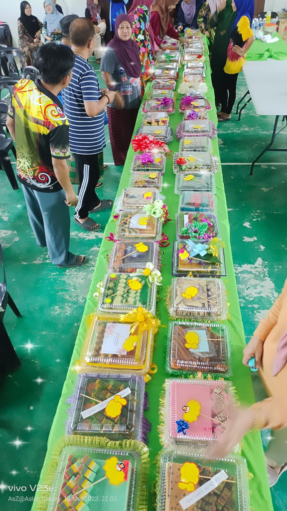 Hidang Lebih 66 Jenis Kek Lapis, Rumah Terbuka Di Kampung Melayu Engkilili Ini Tarik Perhatian Netizen