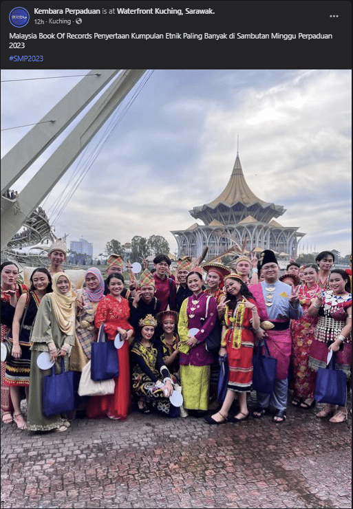 Ingin Cipta Rekod Malaysia Terbaru, Ribuan Peserta Pamer Pakaian Tradisional Di Jambatan Darul Hana