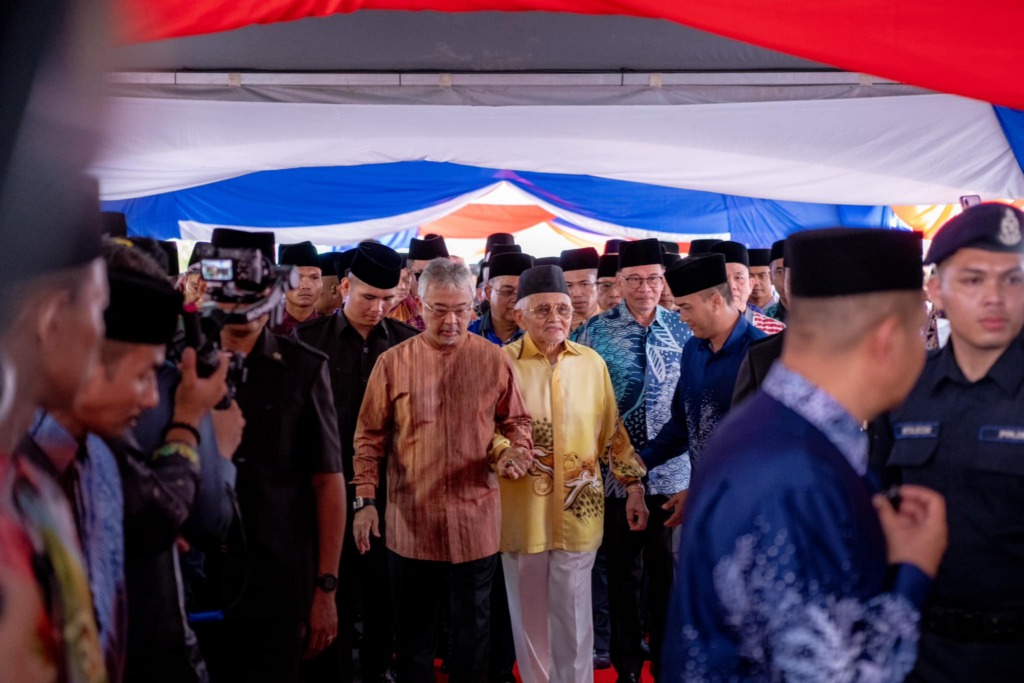 Pimpin Tangan TYT Sarawak, Netizen 'Cair' Lihat Kemesraan YDP Agong