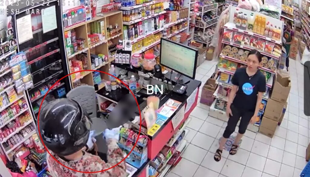 Pasaraya Di MJC Batu Kawa Dedah CCTV Lelaki Berbaju Kurung Larikan Mesin Juruwang