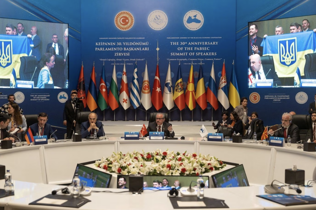 Rajut Bendera Sebab Kerap Kena 'Photobomb', Delegasi Ukraine Tumbuk Delegasi Rusia