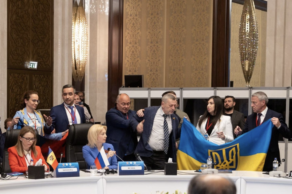 Rajut Bendera Sebab Kerap Kena 'Photobomb', Delegasi Ukraine Tumbuk Delegasi Rusia