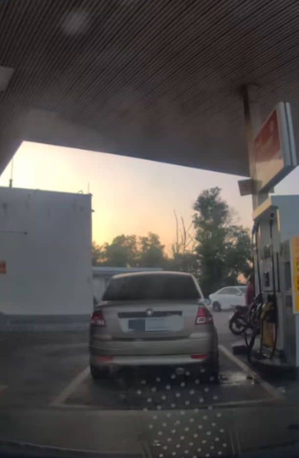 Bengang Tengok Wanita Selfish, Lepas Isi Minyak Tak Alih Kereta Sempat Bersembang Dengan Kawan