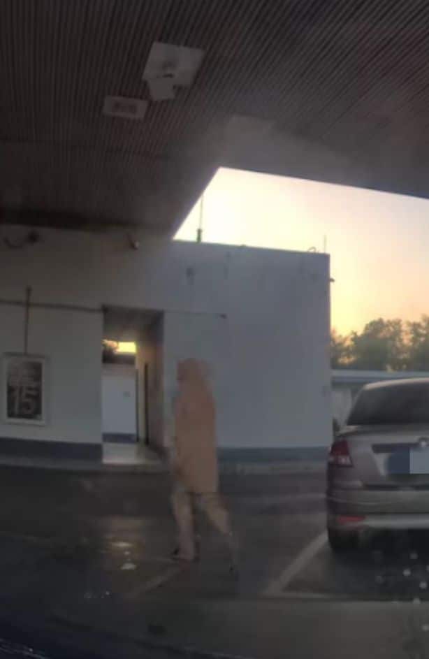 Bengang Tengok Wanita Selfish, Lepas Isi Minyak Tak Alih Kereta Sempat Bersembang Dengan Kawan