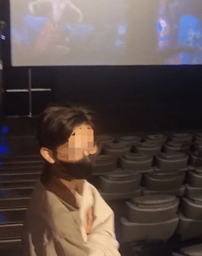 Lelaki Dikecam Hisap Vape Dalam Panggung Wayang, Semua Panik Sebab Penggera Keselamatannya Berbunyi