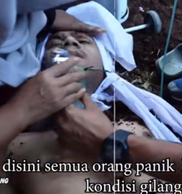 YouTuber Pengsan Akibat Sesak Nafas, Demi Konten 'Dikebumikan' Dengan Ular