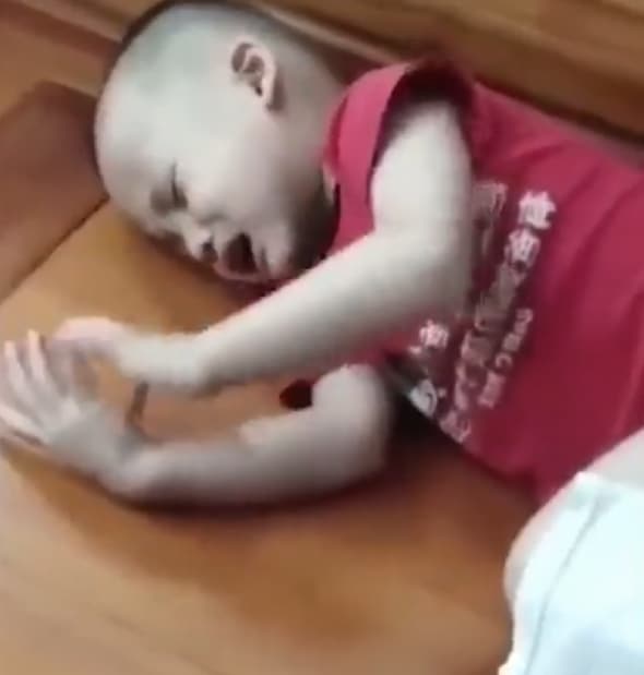 Ibu Bapa Bimbang Tengok Budak Tengah Tidur Menangis Sambil 'Skrol Telefon'