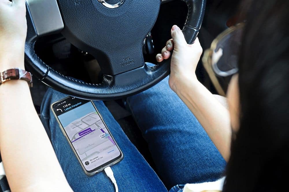 Boleh Dikenakan Saman Dan Penjara, Letak Telefon Bimbit Di Riba Sambil Memandu Juga Kesalahan Jalan Raya