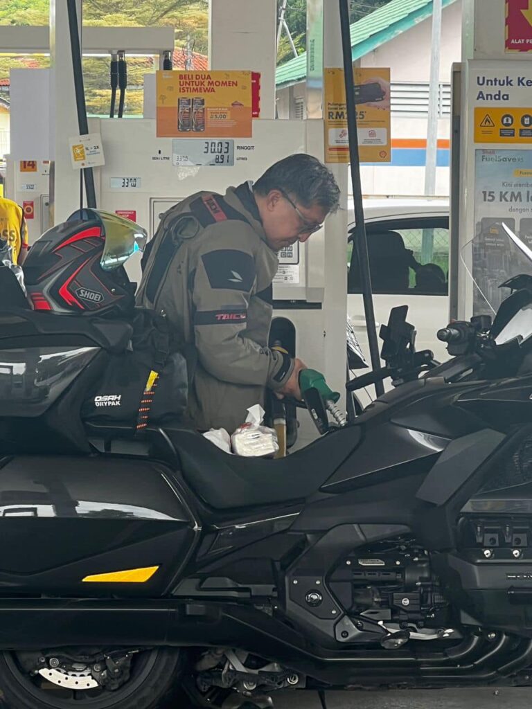 Tular 20 Rider Thai Dilihat Isi Minyak Petrol RON97, Netizen Malaysia ...