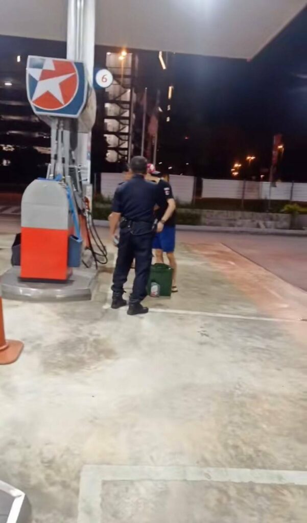Tindakan Berani Abang Grab, 2 Warga Singapura Bengang Ditegur Setelah Kantoi Isi Petrol Dalam Tong